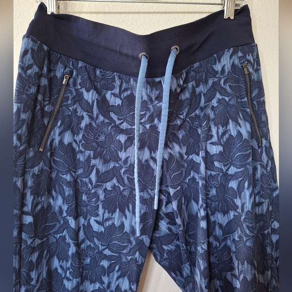 Athleta Womens Trekkie North Joggers in Blue Floral. Size 14 - Picture 4 of 9